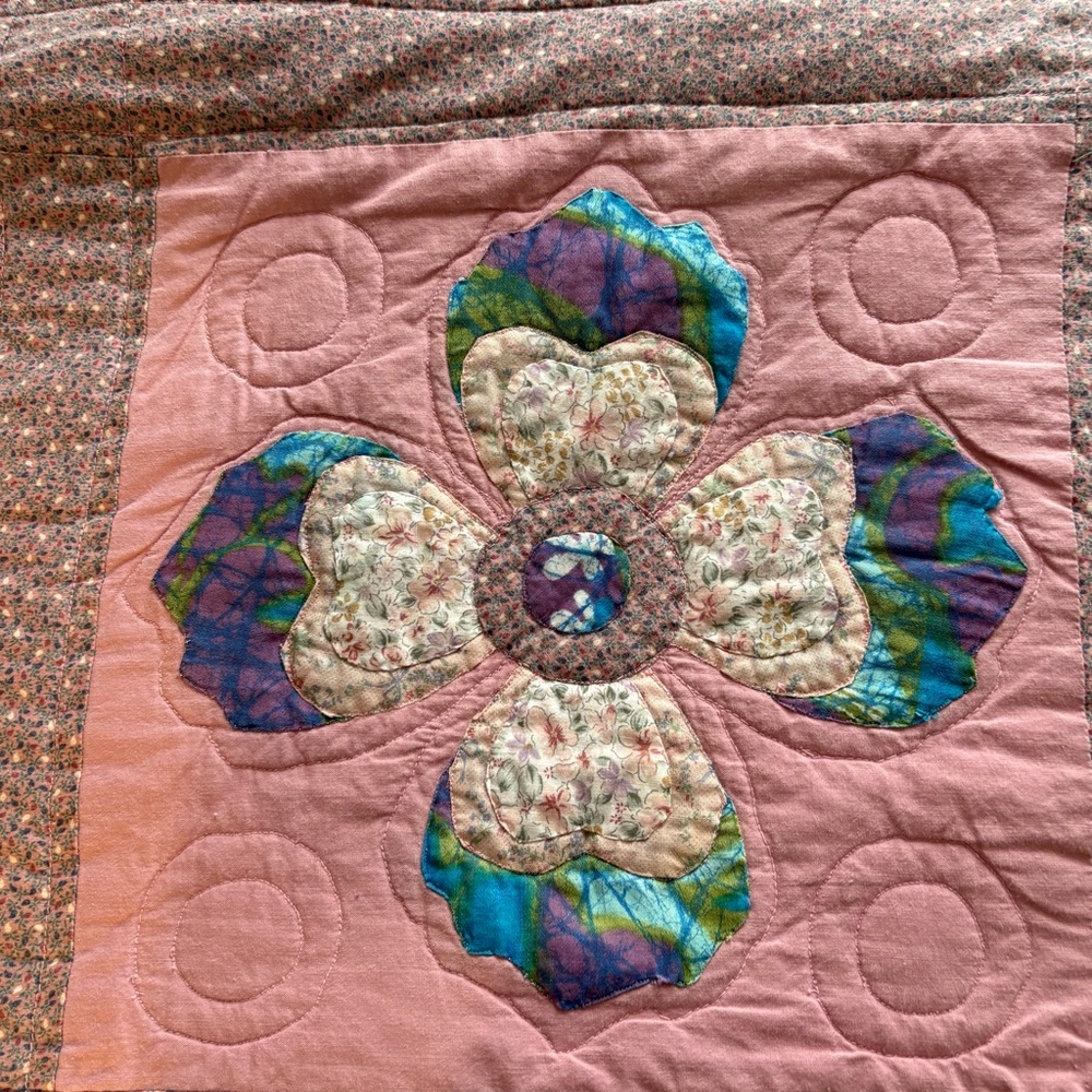 Dated 1989 SAMPLER Cotton PATCHWORK QUILT  - 86”x 100” Pink - Picture 6 of 16